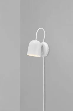 Angle vegglampe med USB - Hvit