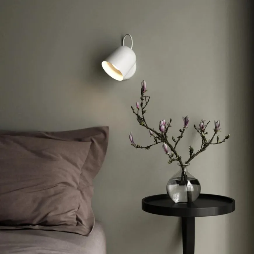 Angle vegglampe med USB - Hvit