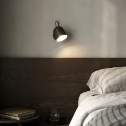 Angle vegglampe med USB - Svart
