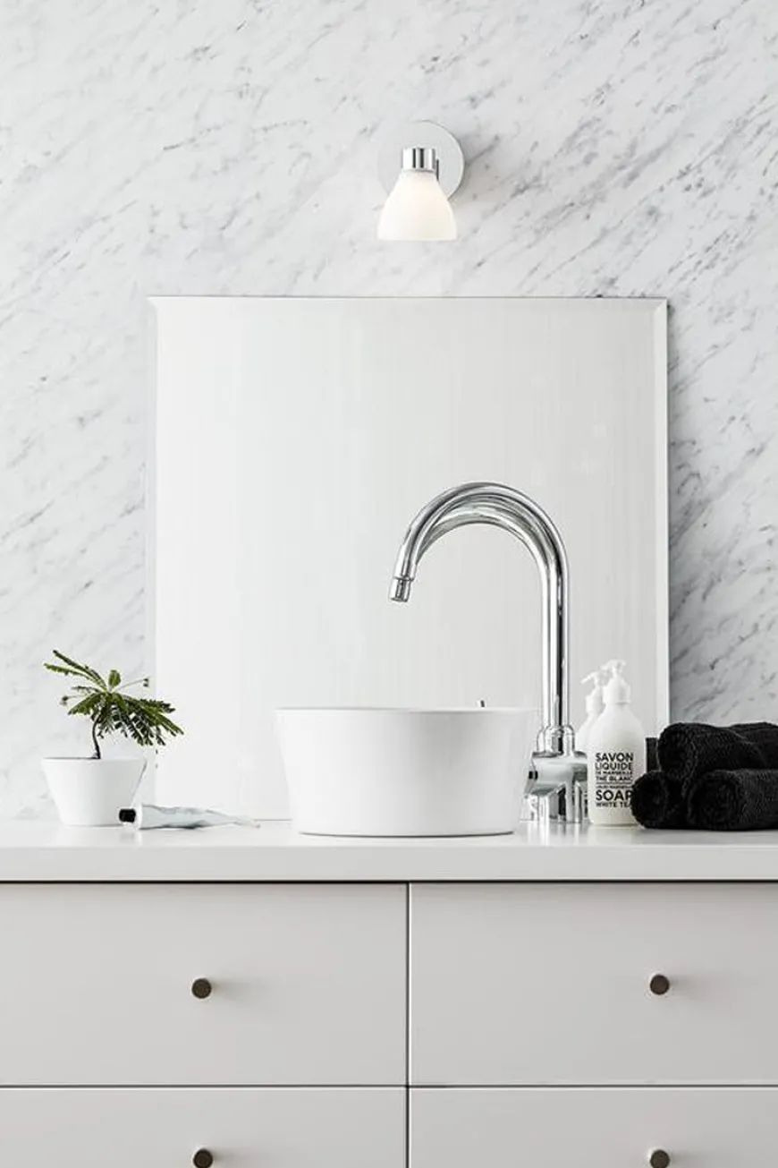 Cassis vegglampe IP44 - Krom/opalhvit - Krom / Opal