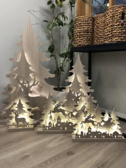 Dekorasjon nisse i slede 60 cm - Tre