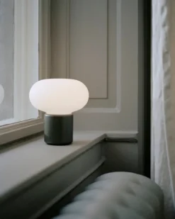 Karl-Johan bærbar bordlampe - Svart