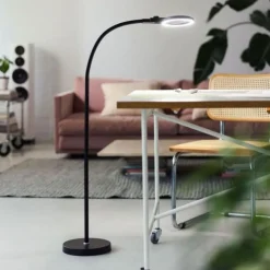 Magni portabel oppladbar gulvlampe med forstørrelsesglass