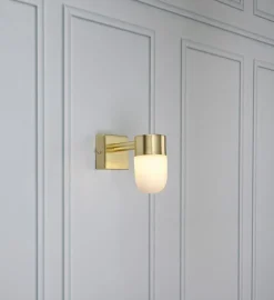 Menton vegglampe IP44 - Messing/opalhvit - Messing / Opal