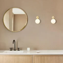 Nuura Apiales vegglampe - messing/Opal