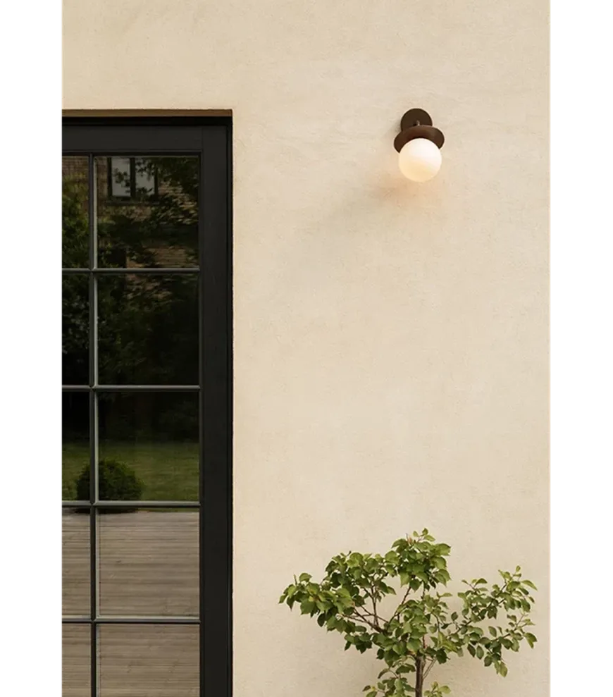 Nuura Liila utendørslampe - bronse/opal