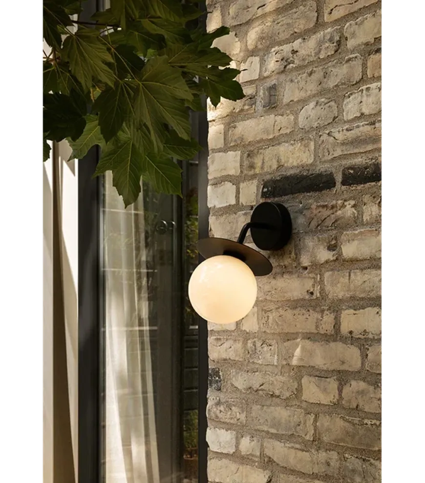 Nuura Liila utendørslampe - svart/opal