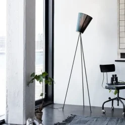 Oslo Wood gulvlampe svart med skjerm