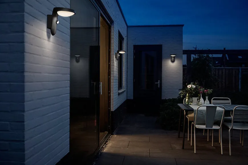 Philips Tyla vegglampe 1,2W 3000 Kelvin IP44 solcelledrevet med dag/natt og bevegelses sensor
