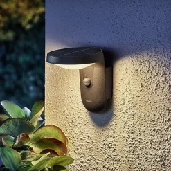 Philips Tyla vegglampe 1,2W 3000 Kelvin IP44 solcelledrevet med dag/natt og bevegelses sensor